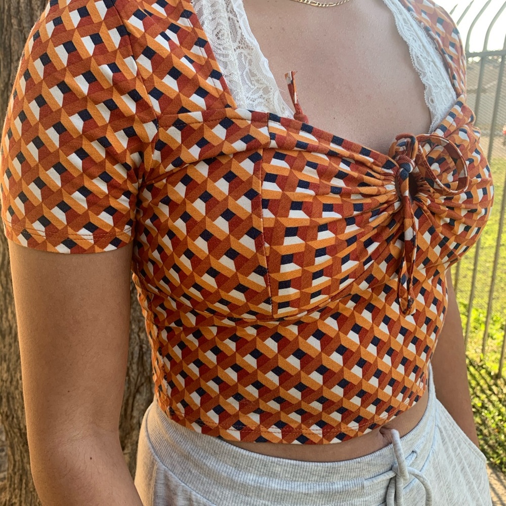 Orange pattern cropped top 🍊